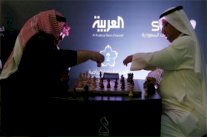 الحجاب ومشاركة إسرائيل وقطر قضايا تلقي بظلالها على بطولة الشطرنج في السعودية