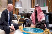 إنفانتينو يبحث مع الأمير سلمان التعاون الثنائي