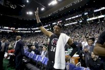 بول بيرس يودع جماهير بوسطن بخسارة