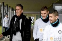 زيارة مدرب الأرجنتين لإيكاردي في الإنتر تتسبب في غضب مارادونا