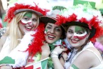 منع إيرانيات متنكرات بزي رجال من دخول ملعب في طهران