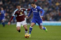 بيرنلي يفرض التعادل على تشلسي وسوانسي يعمق جراح ليستر