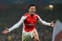 أليكسيس سانشيز يعادل رقماً لأسطورة آرسنال عمره 15 عاماً