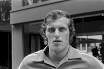 وفاة أسطورة أياكس بييت كايتسر عن 73 عاما