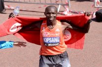 الكيني كيبسانغ يحطم الرقم القياسي لماراثون طوكيو