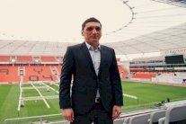 التركي كوركوت يخلف شميدت في تدريب ليفركوزن بشكل مؤقت