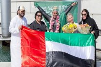 السعودية مريم بن لادن أول سبّاحة تعبر خور وقناة دبي