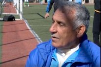 إشارات المدرب العراقي كاظم فليح للاعبيه تعوض فقدانه صوته