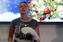 كفيتوفا تستخدم يدها المصابة في النشاطات اليومية