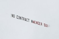 جمهور آرسنال يتنافس في الجو على بقاء أو رحيل فينغر