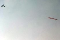 جمهور أرسنال يتنافس في الجو على بقاء أو رحيل فينغر