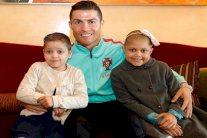 لفتة إنسانية رائعة من رونالدو تجاه مجموعة من الأطفال