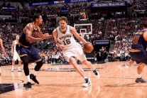 سان انطونيو يطيح بالبطل ووستبروك يواصل نهمه