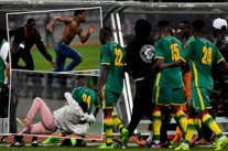 بالصور : الجماهير تقتحم الميدان وتوقف مباراة ساحل العاج و السنغال