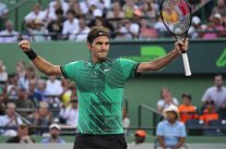 فيدرر بصعوبة الى نصف نهائي دورة ميامي وفوزنياكي وكونتا إلى النهائي