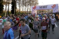 ماراتون أول في طهران يبقي على الفصل بين الرجال والنساء