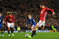 إبراهيموفيتش ينقذ يونايتد من السقوط في معقله بركلة جزاء قاتلة