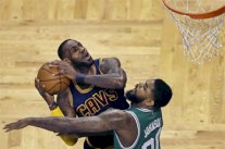 جيمس يقود كليفلاند لحسم قمة المنطقة الشرقية