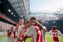 أياكس يهزم فيينورد المتصدر ويقلص الفارق