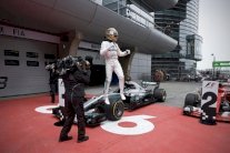 هاميلتون يثأر من فيتل ويحرز المركز الأول في جائزة الصين الكبرى