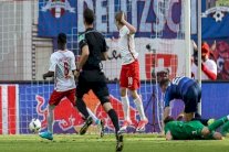 لايبزيغ يعبد مساره نحو دوري الأبطال ودورتموند يتخطى صدمة التفجير