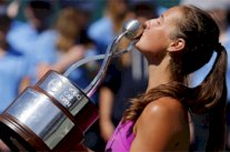 كاساتكينا تحرز باكورة ألقابها في دورة تشارلستون الاميركية