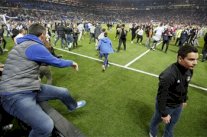 اجتياح جماهير ليون أرض الملعب يؤخر انطلاق مباراته مع بشيكتاش