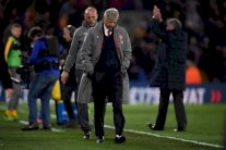 ضغوط متزايدة على فينغر للرحيل عن آرسنال