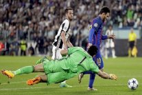 ميسي يفشل في تسجيل أول أهدافه بشباك العملاق بوفون