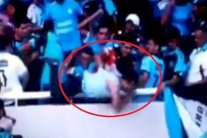 مقتل مشجع أرجنتيني بعد رميه من مدرج لكرة القدم