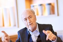 بلاتر يدعو إلى عودة بلاتيني ولا يوفره من الانتقاد