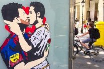 غرافيتي لقبلة بين ميسي ورونالدو يثير الغضب قبل موقعة 