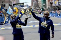 فوز الكينيين كيروي وكيبلاغات بماراتون بوسطن