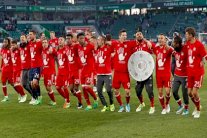 بايرن ميونيخ يضمن التتويج وبرشلونة يحسم ديربي كتالونيا