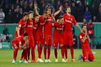 ركلات الترجيح تضع اينتراخت فرانكفورت في نهائي كأس ألمانيا
