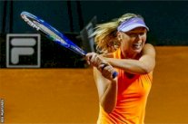 شارابوفا تفوز على الإيطالية فينتشي في أول مباراة لها بعد ايقافها 15 شهراً بسبب المنشطات