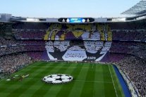 جماهير ريال مدريد تستقبل أتلتيكو بلافتة مثيرة