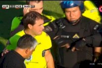 حكم أرجنتيني يوقف مباراة بسبب تهديده بالقتل من الجماهير