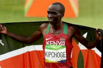 الكيني إليود كيبتشوغ يحقق أسرع زمن في سباق الماراثون
