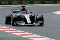 هاميلتون أول المنطلقين أمام فيتل في جائزة إسبانيا الكبرى