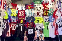 ميسي يستعرض قمصان خصومه في بيته