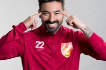 لافيتزي يعتذر وينفي اي نية عنصرية بعد صور له بـ 