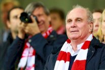 وزير ألماني يهدد رئيس نادي بايرن ميونيخ بإعادته إلى السجن