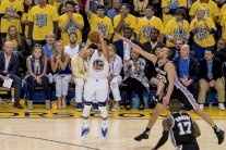 غولدن ستايت تقدم سان انتونيو 2-صفر