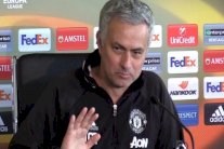 مورينيو يعقد مؤتمراً صحفياً في 10 ثوانٍ فقط !