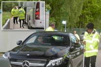 تفتيش سيارات نجوم مانشستر يونايتد قبل التدريبات