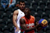 عنابي السلة يضرب بقوة ويتصدر مجموعته في دورة التضامن الإسلامي