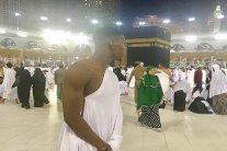 بوغبا يؤدي مناسك العمرة ويهنئ المسلمين بحلول رمضان