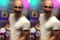 مشجع روما المحظوظ: لن أبيع كرة توتي أبداً