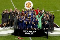 يونايتد يتخطى أحزانه ويعود بلقب 